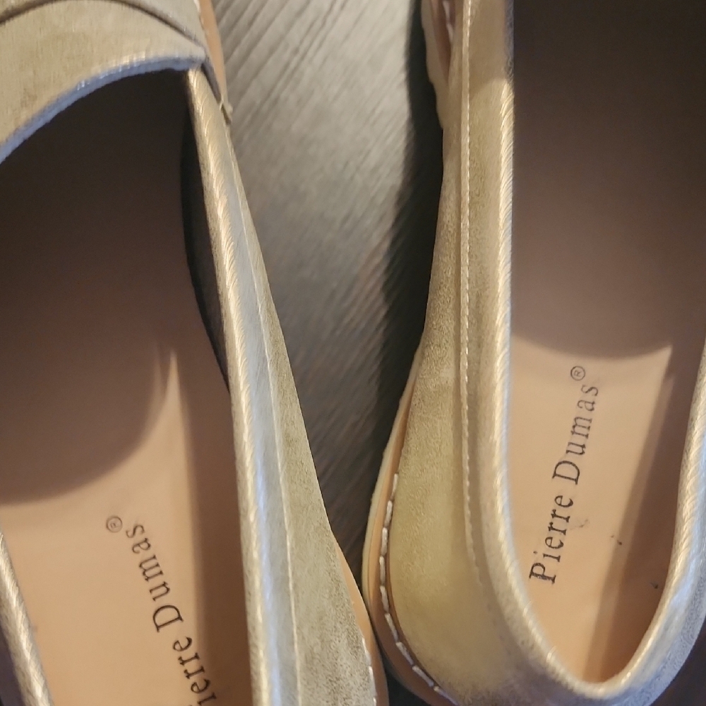 Pierre Dumas Women’s Metallic Gold Flats with Lugsoles 10 - Picture 7 of 8
